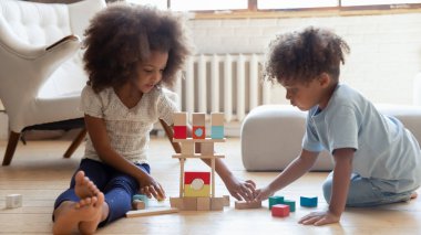 Tatlı kardeş çocuklar sıcak zeminde oyun oynuyorlar.