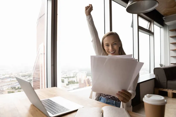 Mujer emocionada triunfo leyendo buenas noticias en el papeleo — Foto de Stock