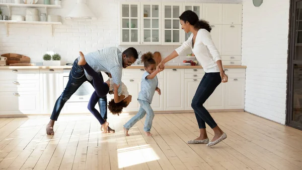 Vzrušená afroamerická rodina slaví stěhování do nového domu — Stock fotografie