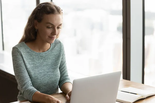 Caucasienne employée travail sur ordinateur portable dans le bureau — Photo