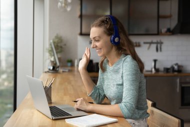 Bilgisayarda kamerada gülümseyen kadın konuşması