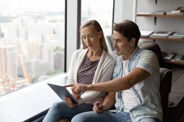 Çeşitli çalışanlar tablet üzerinde çalışıyor fikirleri tartışıyorlar