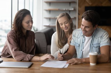 Mutlu çift komisyoncuyla anlaşma imzaladı