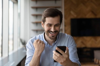 Heyecanlı adam terfi mesajını cep telefonundan kutluyor