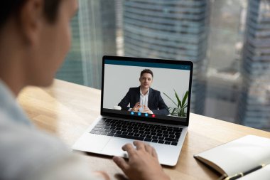 Erkek meslektaşlar internette video görüşmesi yapıyorlar.