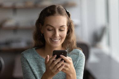 Cep telefonundaki görüntülü konuşmada mutlu genç kadın.