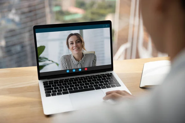 Diverse Kollegen haben Webcam-Zoom Treffen am Computer — Stockfoto