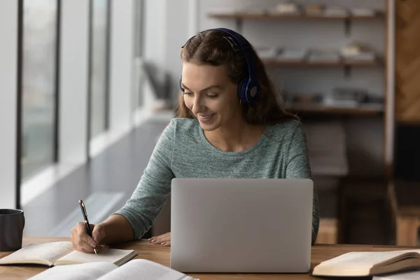 Lachende vrouwelijke werknemer studie online op laptop — Stockfoto