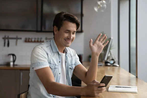 Lachende man praten op mobiele telefoon videogesprek online — Stockfoto