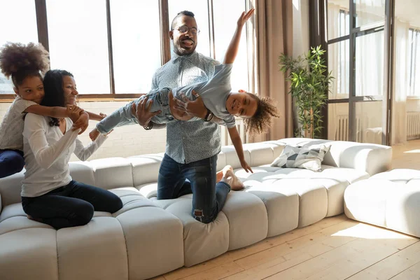 Casal família feliz e duas crianças pré-escolares se divertindo juntos — Fotografia de Stock