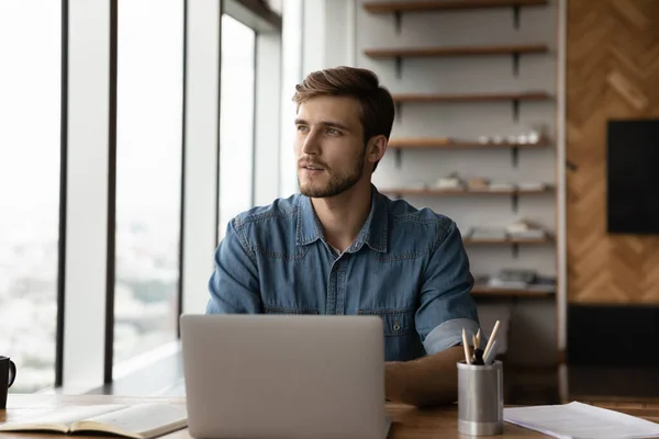 Pensive biały człowiek praca na laptop myślenie — Zdjęcie stockowe