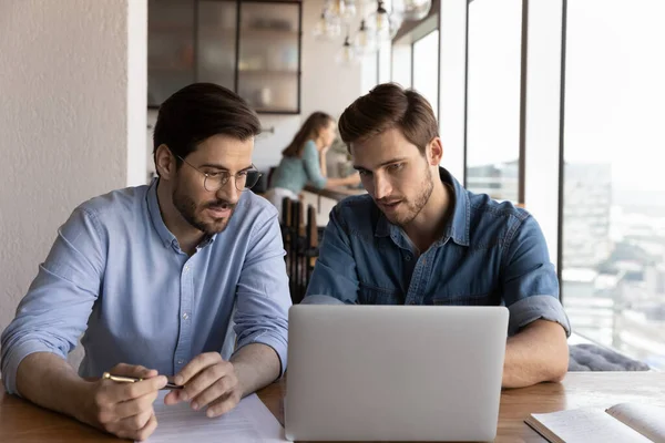 Los colegas masculinos trabajan juntos en la computadora en la oficina — Foto de Stock