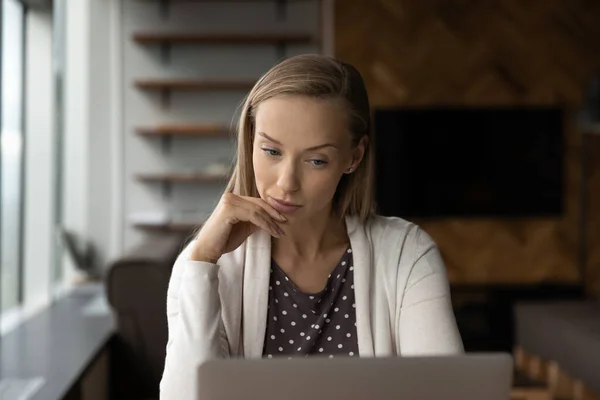 Pensive vrouwelijke werknemer werk op de computer in het kantoor — Stockfoto