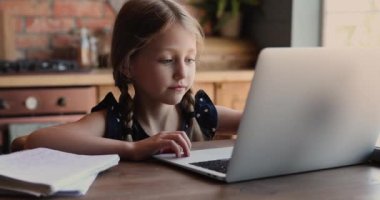 Sevimli küçük 7 'lerin çocuğu bilgisayar kullanıyor, evde çalışıyor..