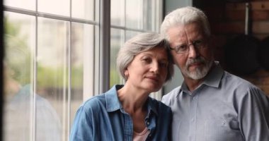 Eski mutlu aile bağları, emekli çift kameraya bakıyor..