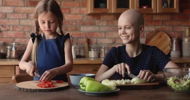Küçük kız evde hasta annesiyle yemek pişiriyor.. — Stok video