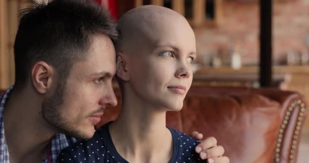 Sincero casal familiar amoroso pensativo superando a doença do câncer juntos. — Vídeo de Stock