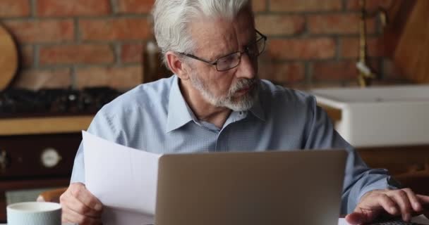 Gerichte man van middelbare leeftijd die het huishoudbudget berekent. — Stockvideo