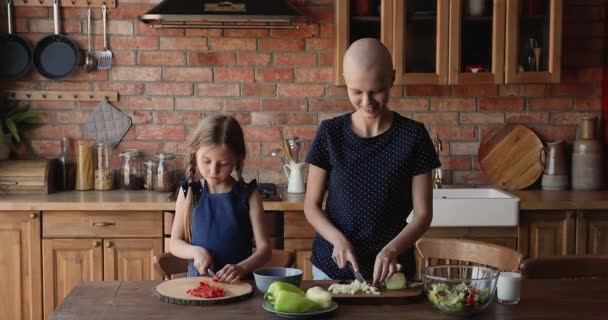 Mulher careca feliz cozinhar com filha pequena. — Vídeo de Stock