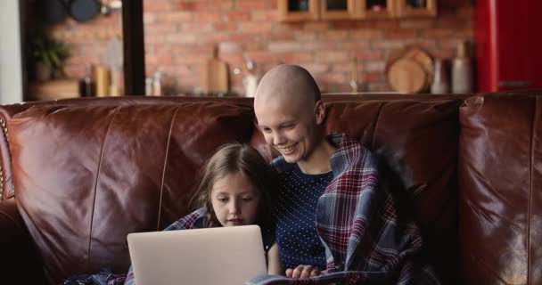 Jovem feliz com remissão oncológica usando computador com filha. — Vídeo de Stock