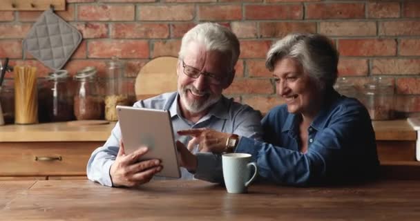 Glückliches Paar mittleren Alters mit digitalem Tablet. — Stockvideo