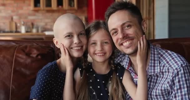 Felice bambina coccole guarito da cancro madre e papà. — Video Stock