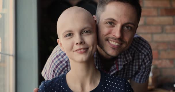 Couple familial affectueux surmonter ensemble la maladie du cancer. — Video