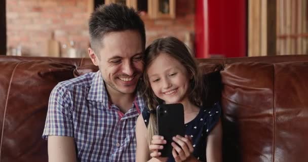 Família de ligação de dois usando smartphone em casa. — Vídeo de Stock