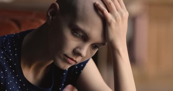 化疗后没有头发的年轻女子感到绝望. — 图库视频影像