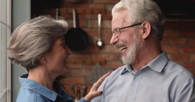 Samimi, olgun bir çift evde sevgi gösteriyor..