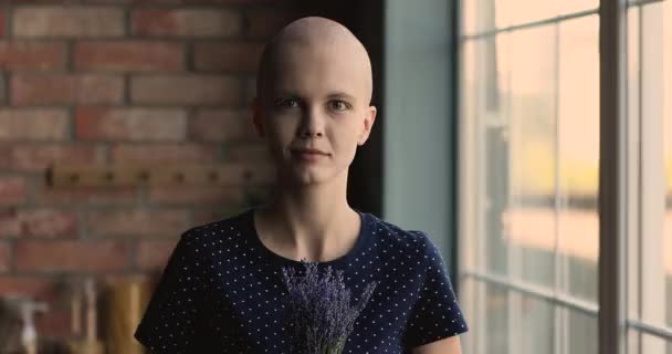 Uppriktig glad ung kvinna med cancer sjukdom innehav blommor. — Stockvideo