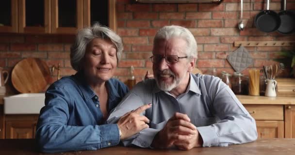Эмоциональная счастливая взрослая семейная пара проводит видеосвязь. — стоковое видео