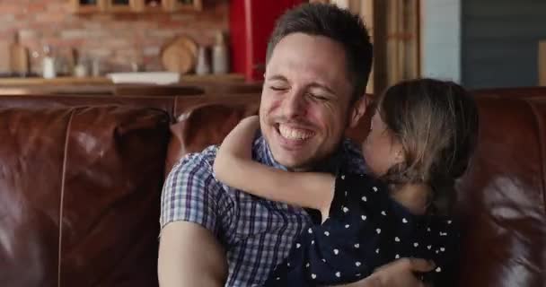 Szczęśliwy szczery młody człowiek przytulający radosną córeczkę. — Wideo stockowe