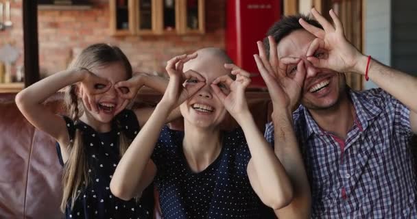 Mulher feliz com remissão de câncer brincando com filho e marido. — Vídeo de Stock