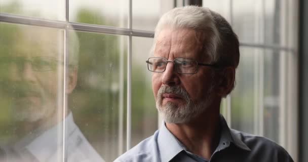 Sorridente felice uomo anziano guardando fuori dalla finestra. — Video Stock