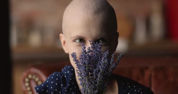 Feliz jovem careca segurando flores de lavanda. — Vídeo de Stock