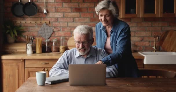 Überglücklich liebendes älteres Familienpaar feiert Online-Erfolg. — Stockvideo