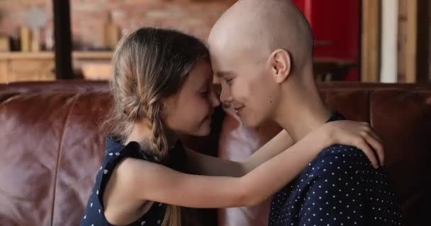 Felice carino piccolo bambino figlia sostenere la mamma con la malattia del cancro. — Video Stock