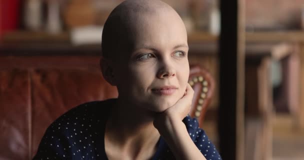 完全な腫瘍回復への希望を感じる若い毛のない女性の笑顔. — ストック動画