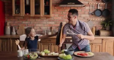 Neşeli bir babanın kızıyla oynaması dikkatimi dağıtıyor..