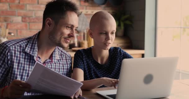 Pełna nadziei para rodzinna poszukująca informacji o chorobie nowotworowej. — Wideo stockowe