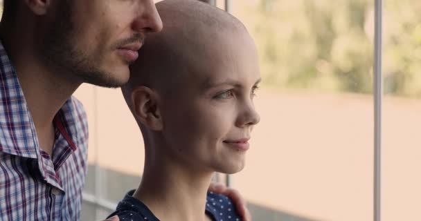 Drömmande ung kvinna känner sig hoppfull för botad cancer. — Stockvideo