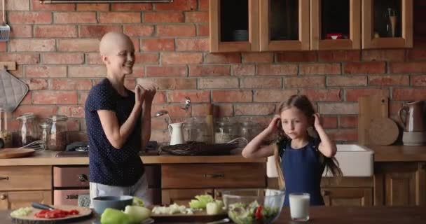 Bezwłosy po chemioterapii szczęśliwa kobieta tańcząca z małą córką. — Wideo stockowe
