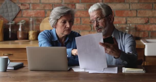 Gestresst echtpaar van middelbare leeftijd berekeningskosten. — Stockvideo