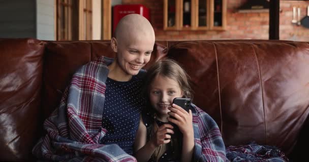 Mujer feliz con remisión de cáncer usando smartphone con niño. — Vídeos de Stock