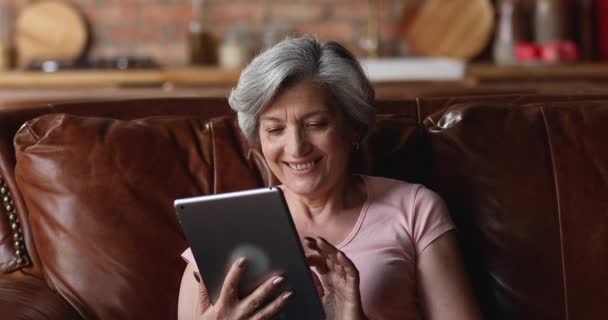 Jovem feliz mulher de meia-idade usando tablet computador digital. — Vídeo de Stock