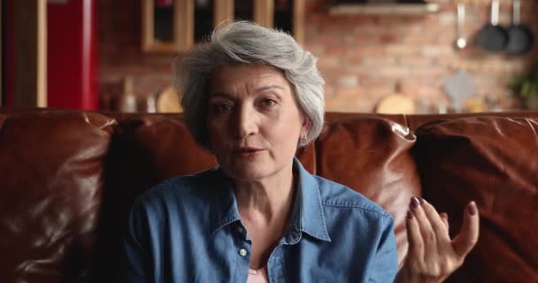 Mujer de mediana edad feliz celebración de conversación de video llamada. — Vídeos de Stock