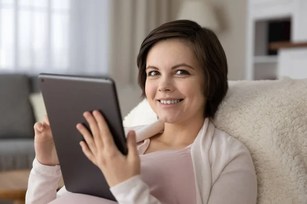 Ritratto di donna incinta felice sfoglia tablet moderno — Foto Stock