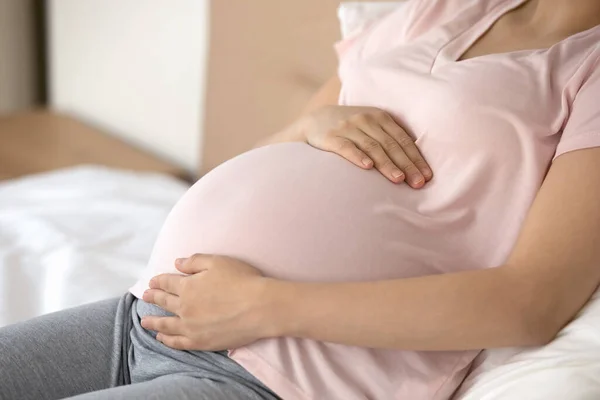 Primer plano de la mujer embarazada toque grande baby bump —  Fotos de Stock