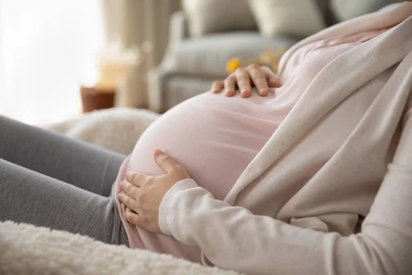 Primo piano della donna incinta toccare pancione — Foto Stock